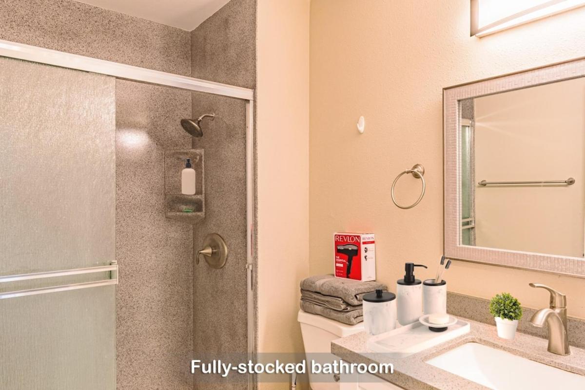 Entire Private 2-bedroom 3 Queen Bed, Pool & Free Parking, Available Now
