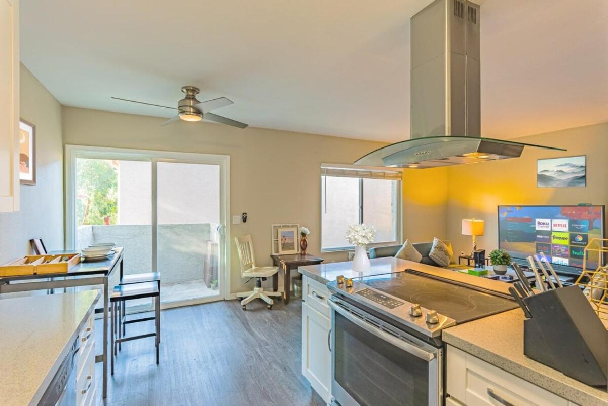 Holiday home Entire Private 2-bedroom 3 Queen Bed, Pool & Free Parking, Available Now *