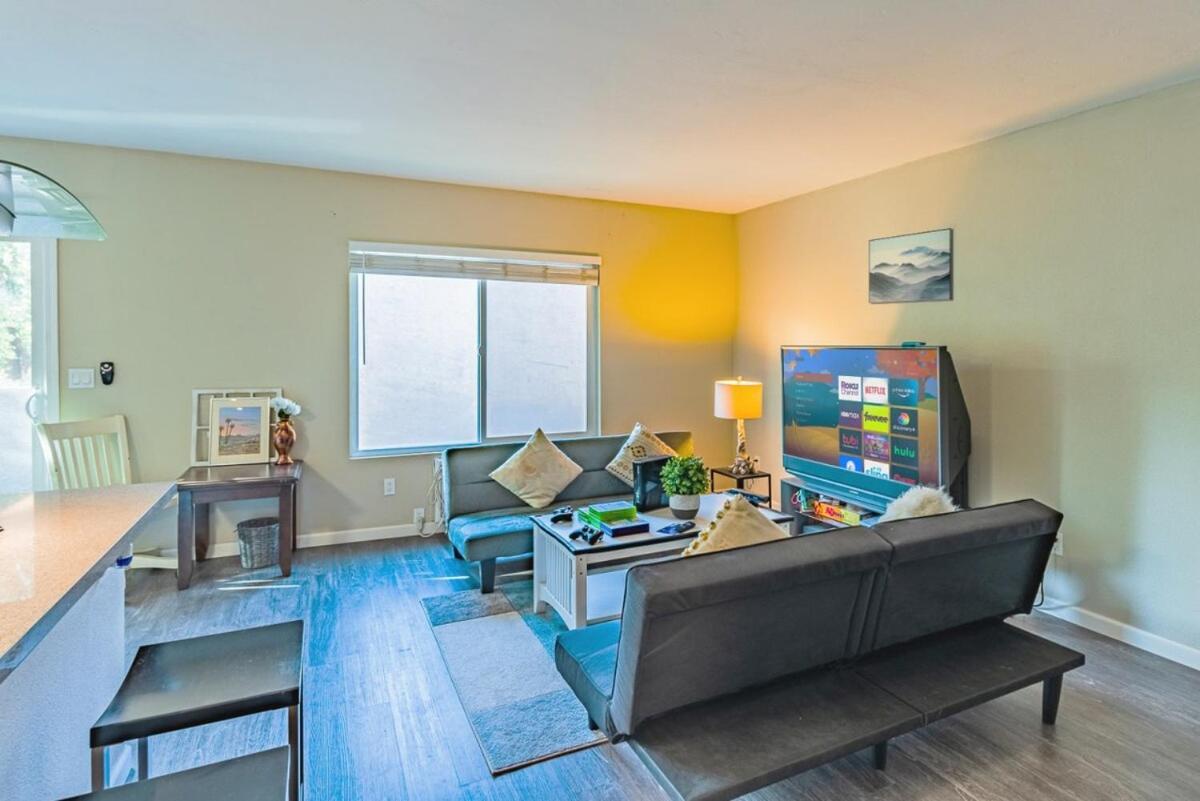 Holiday home Entire Private 2-bedroom 3 Queen Bed, Pool & Free Parking, Available Now San Diego